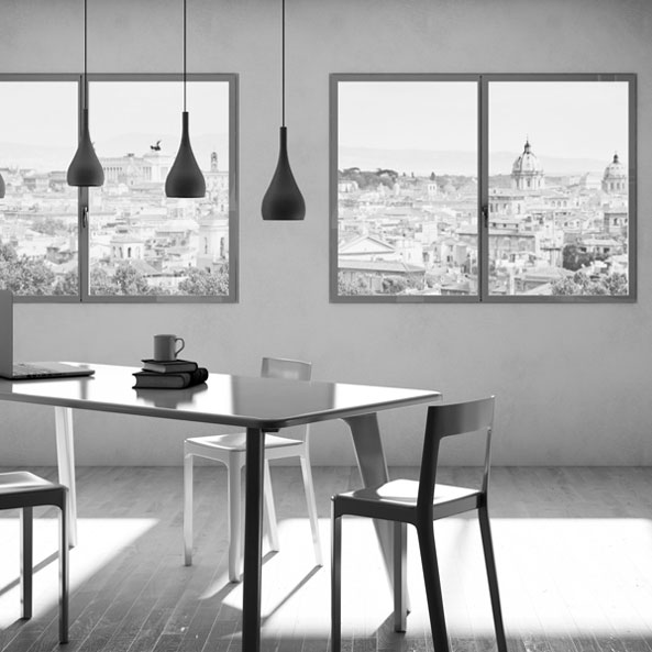 Foto di una sala da pranzo con delle finestre