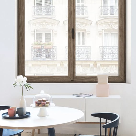 Dettagli di una finestra Internorm in una casa moderna, bel illuminata, arredata in stile minimal.