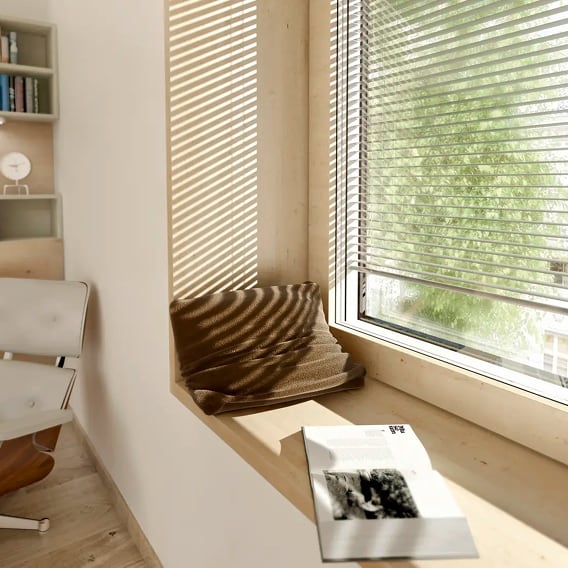 Scatto dall'interno di una casa moderna con dettaglio di una vetrata Internorm con veneziana integrata.