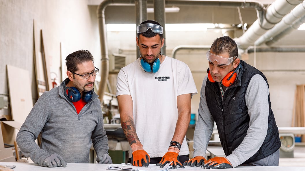 Falegnami e tecnici di laboratorio si confrontano su un progetto