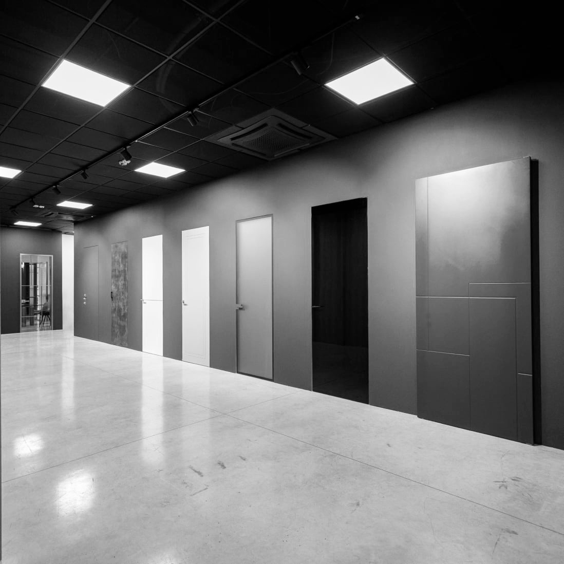 Area espositiva per le porte dello showroom di Centro Infissi Rondanini