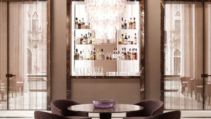 Scatto di una porta interna a battente della linea Manhattan by Henry Glass