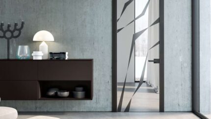 Scatto di una porta interna a battente della linea Vitra by Henry Glass