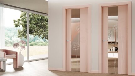 Foto di 2 porte di vetrate di colore rosa e con decorazioni fantasia di Bertolotto in un luminoso salotto con vista giardino