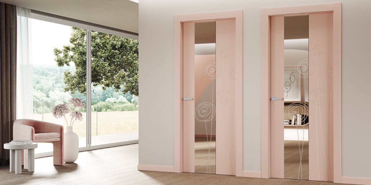 Foto di 2 porte di vetrate di colore rosa e con decorazioni fantasia di Bertolotto in un luminoso salotto con vista giardino