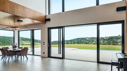 Foto di un ampio spazio interno di una casa di design dotata di vetrate con vista giardino