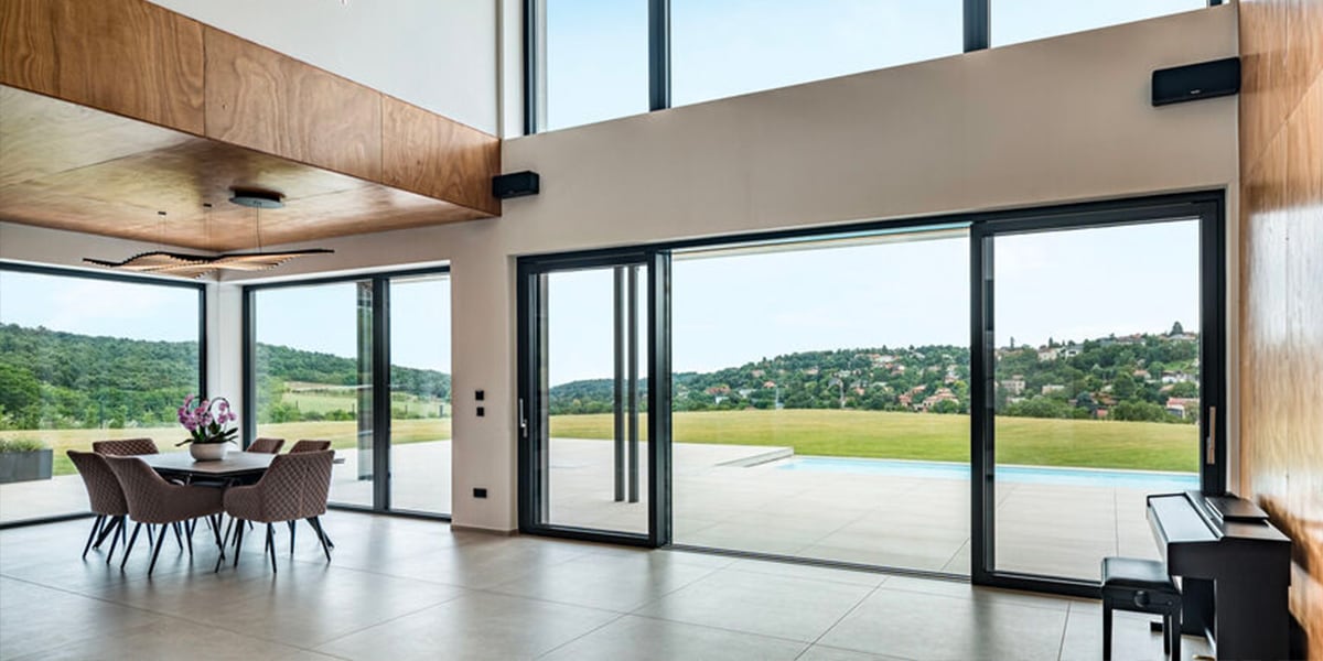 Foto di un ampio spazio interno di una casa di design dotata di vetrate con vista giardino