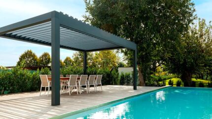 Giardino di una villa con piscina arredato con una pergola Mioni