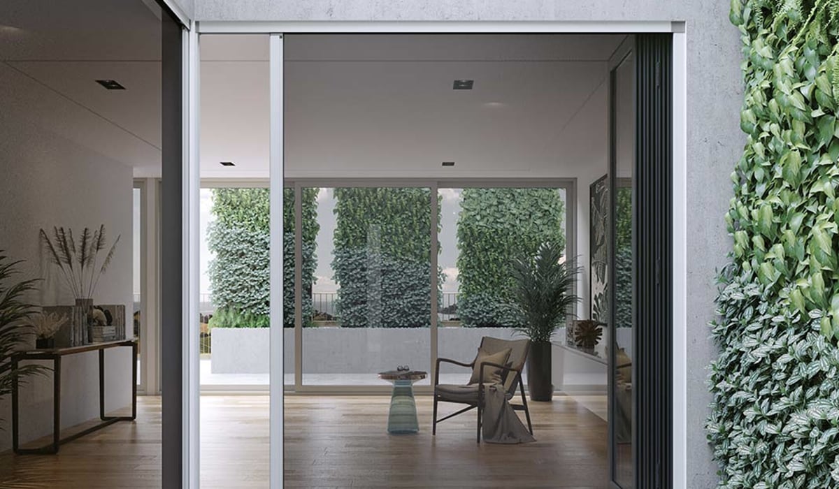 Interno di un salone di design con zanzariere Pronema