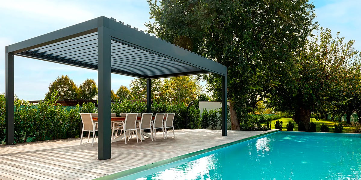 Giardino di una villa con piscina arredato con una pergola Mioni