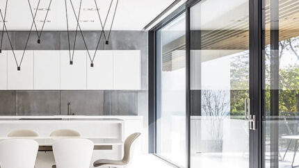 Foto d'interno con grandi finestre luminose e di design