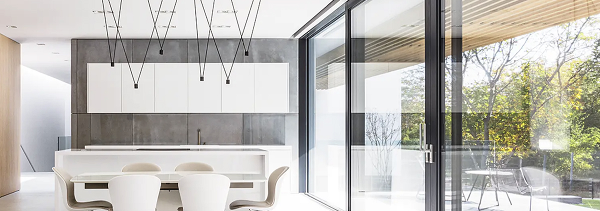 Foto d'interno con grandi finestre luminose e di design