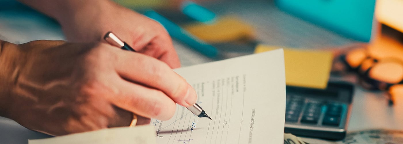 Consulente di Centro Infissi Rondanini discute a un tavolo su un progetto con un cliente