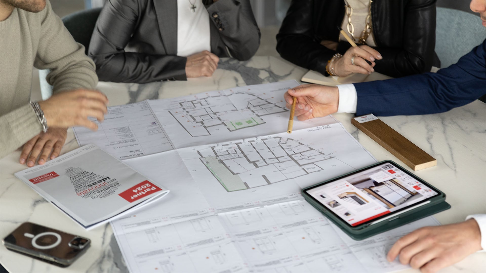 Consulente di Centro Infissi Rondanini discute a un tavolo su un progetto con un cliente